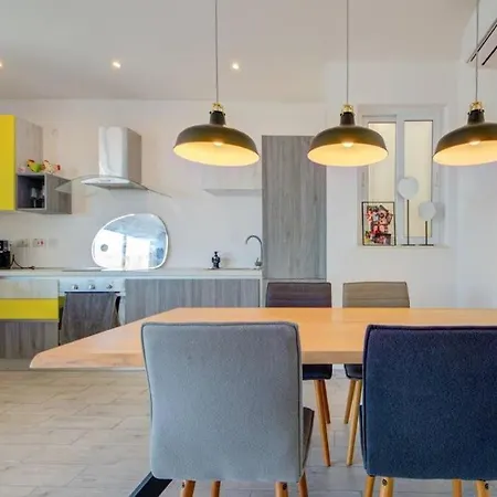 White Lotus, Modern Large-terraced Penthouse In Marsascala Apartment