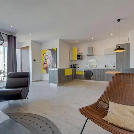 Apartment White Lotus, Modern Large-terraced Penthouse In Marsascala *