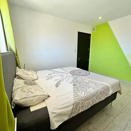 White Lotus, Modern Large-terraced Penthouse In Marsascala Apartment *